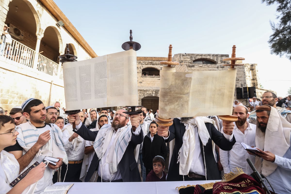 המונים בתפילת הלל חגיגית בעיר העתיקה בצפת | גלריה מיוחדת