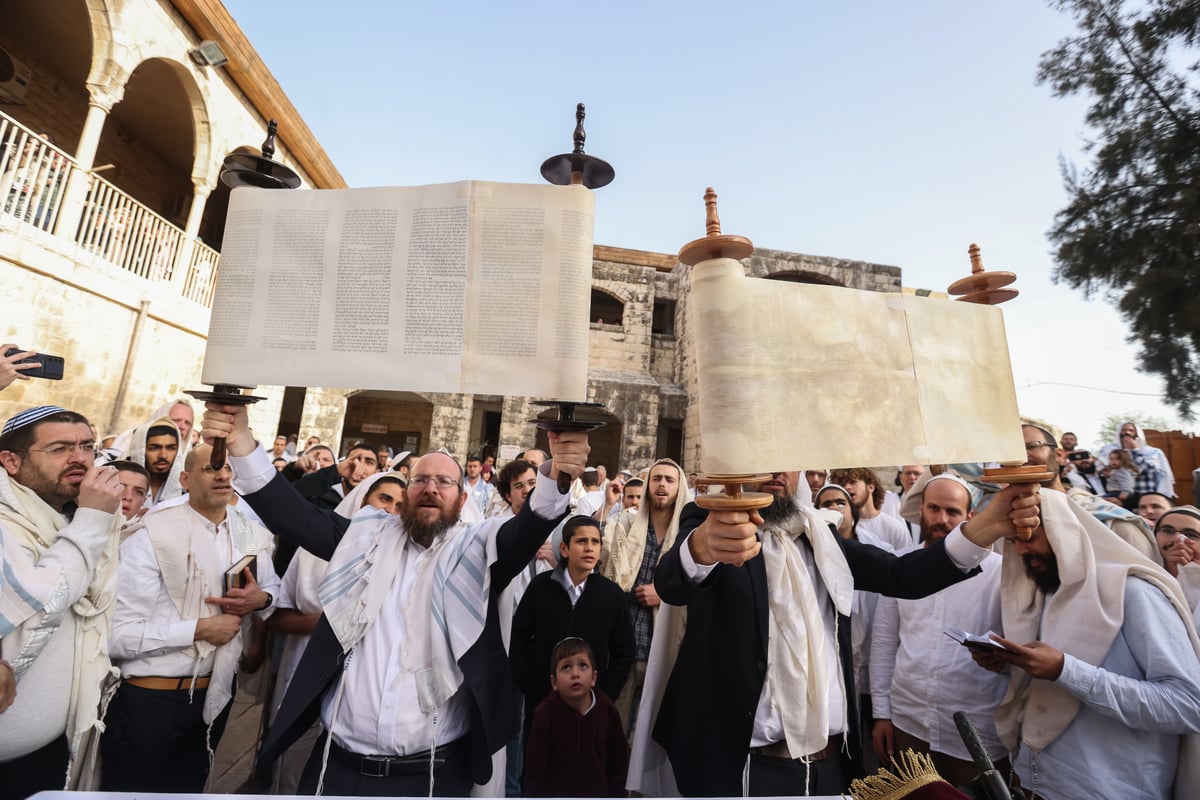 המונים בתפילת הלל חגיגית בעיר העתיקה בצפת | גלריה מיוחדת