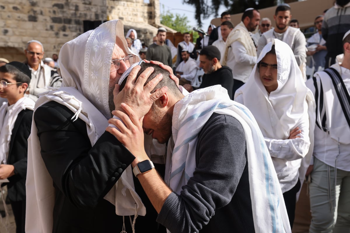 המונים בתפילת הלל חגיגית בעיר העתיקה בצפת | גלריה מיוחדת