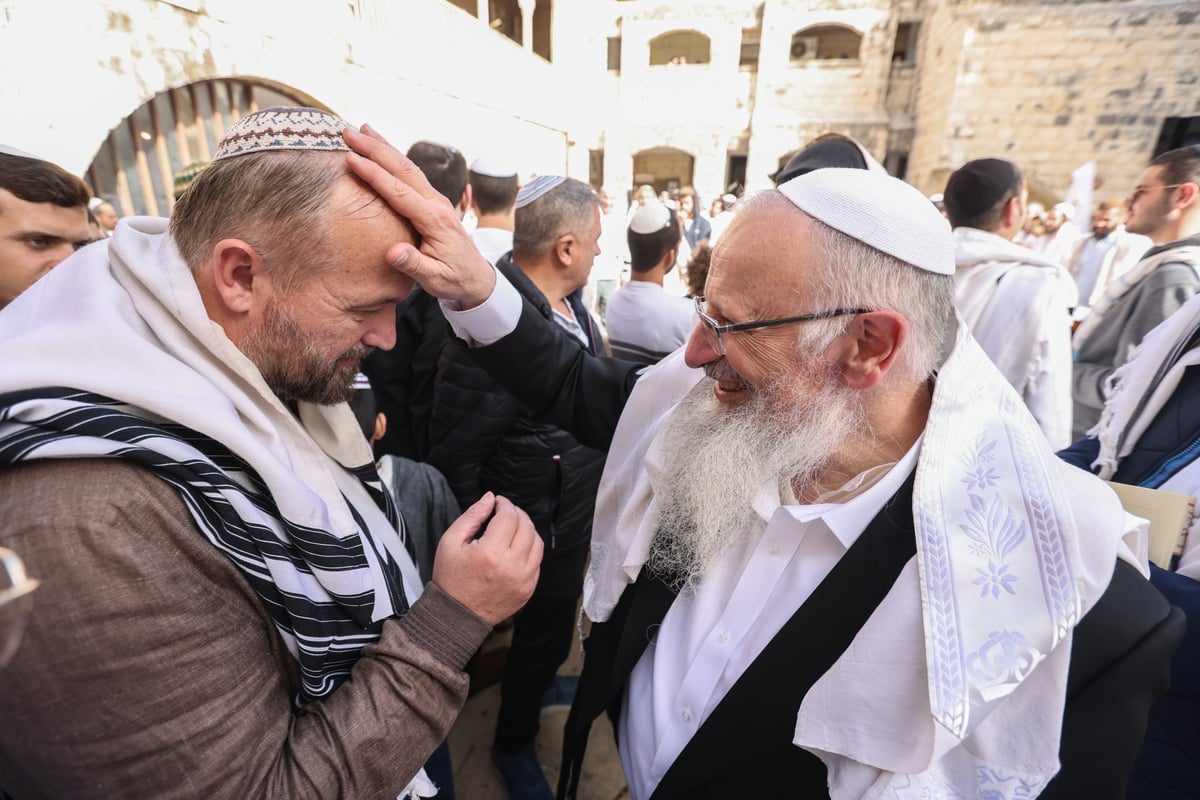 המונים בתפילת הלל חגיגית בעיר העתיקה בצפת | גלריה מיוחדת