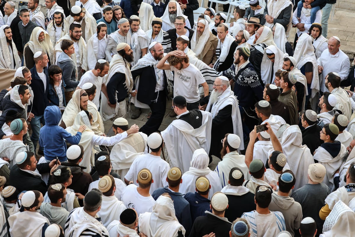 המונים בתפילת הלל חגיגית בעיר העתיקה בצפת | גלריה מיוחדת