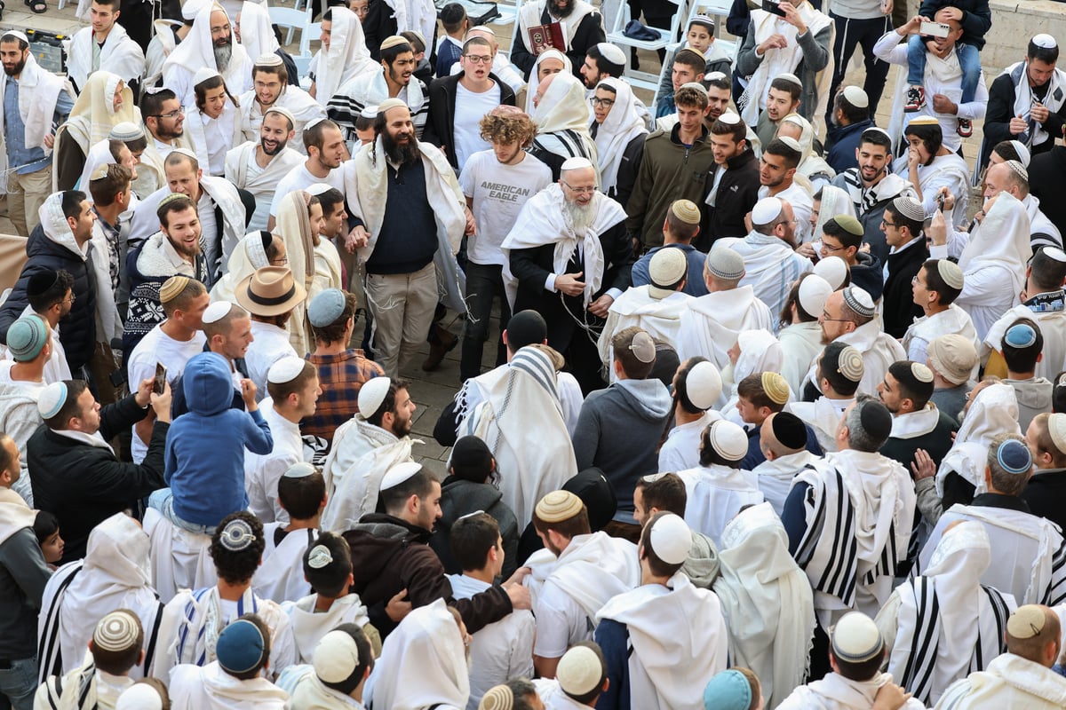 המונים בתפילת הלל חגיגית בעיר העתיקה בצפת | גלריה מיוחדת