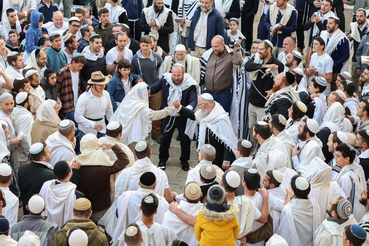 המונים בתפילת הלל חגיגית בעיר העתיקה בצפת | גלריה מיוחדת