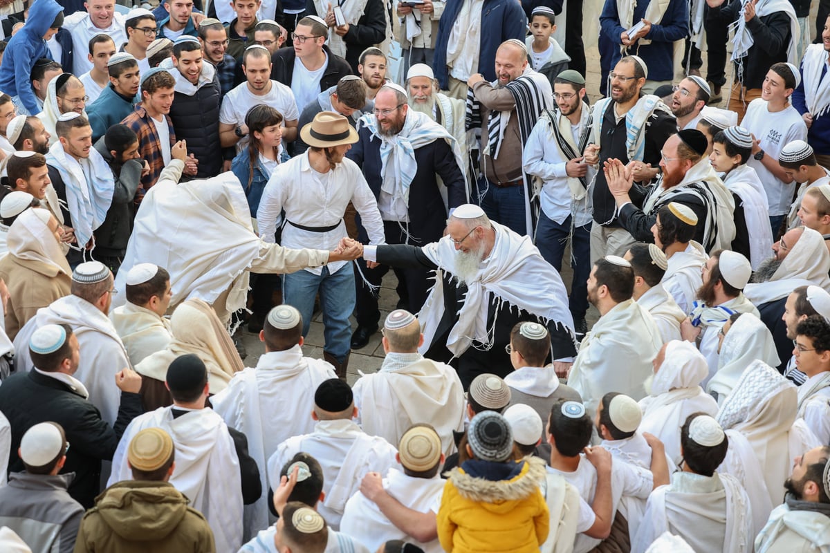 המונים בתפילת הלל חגיגית בעיר העתיקה בצפת | גלריה מיוחדת