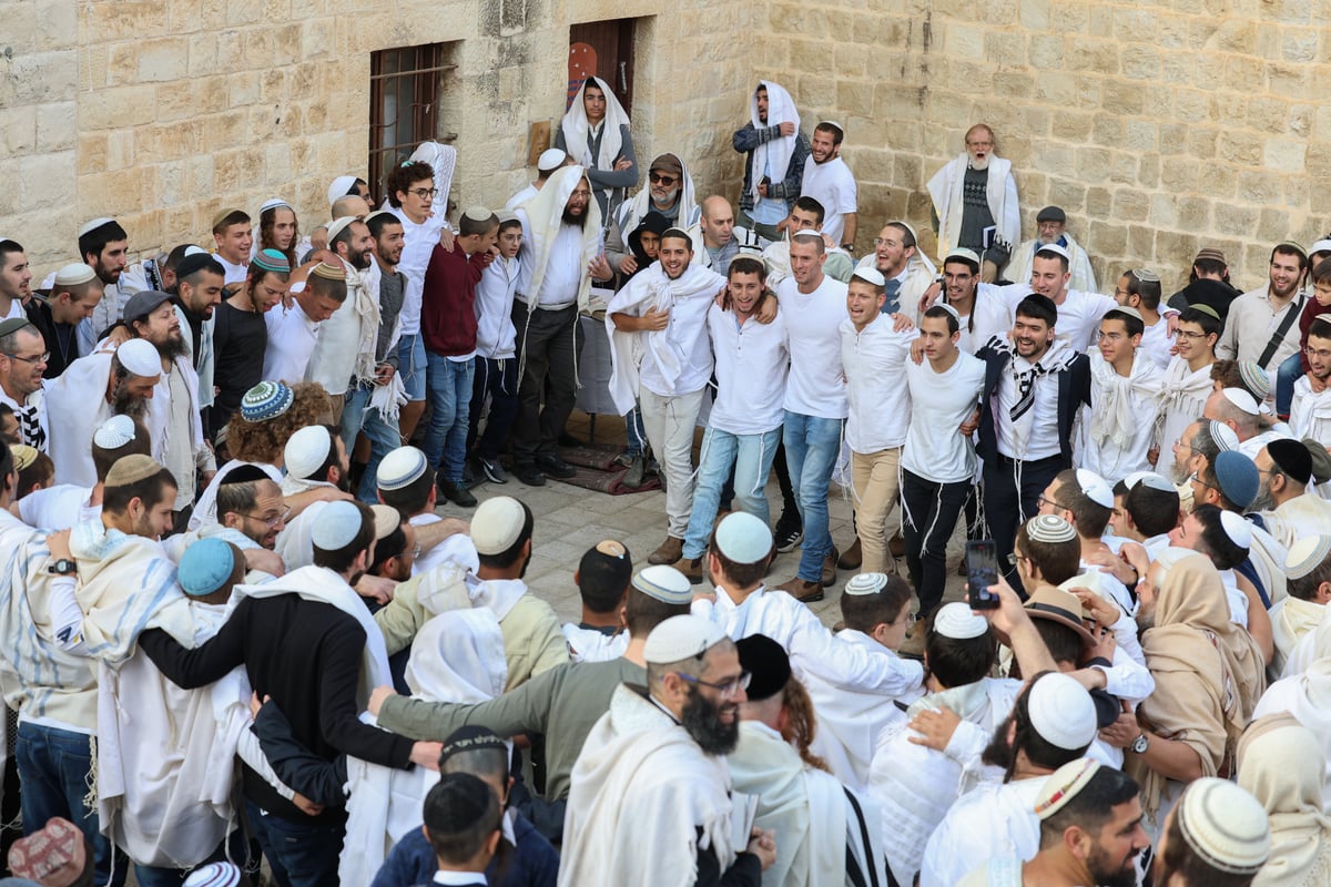 המונים בתפילת הלל חגיגית בעיר העתיקה בצפת | גלריה מיוחדת