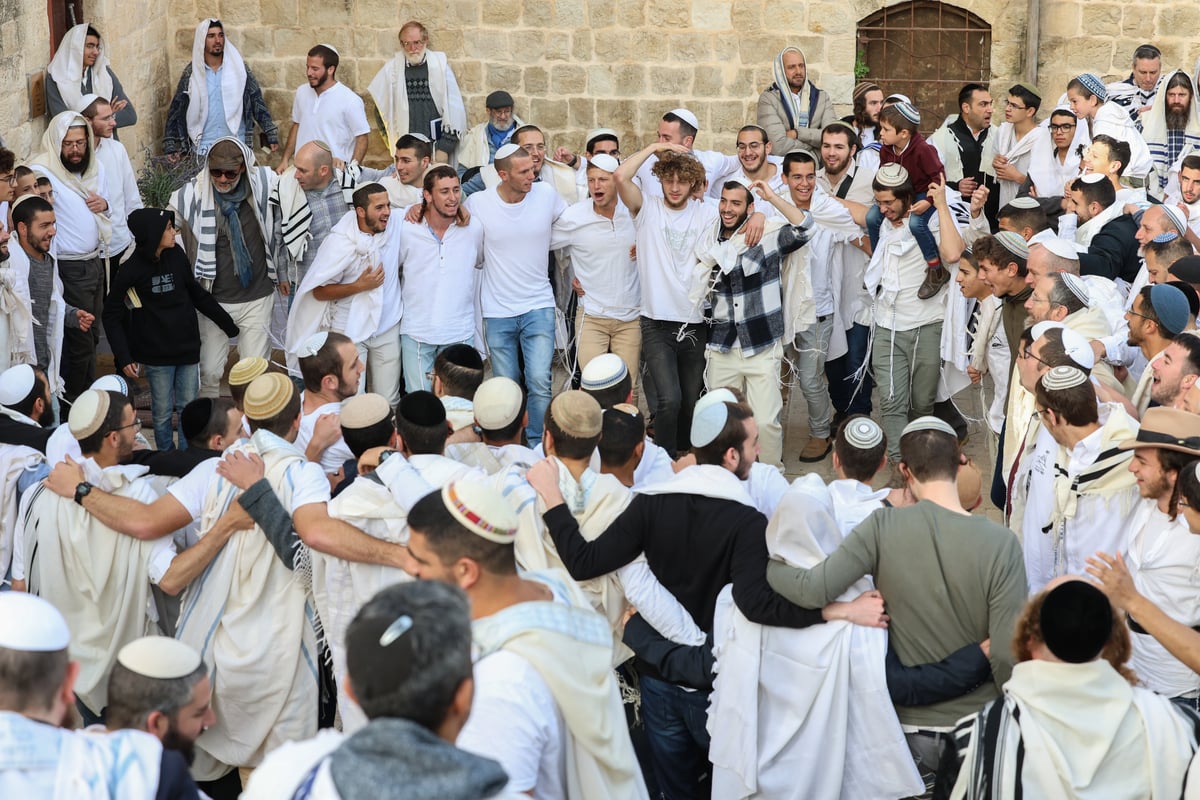 המונים בתפילת הלל חגיגית בעיר העתיקה בצפת | גלריה מיוחדת