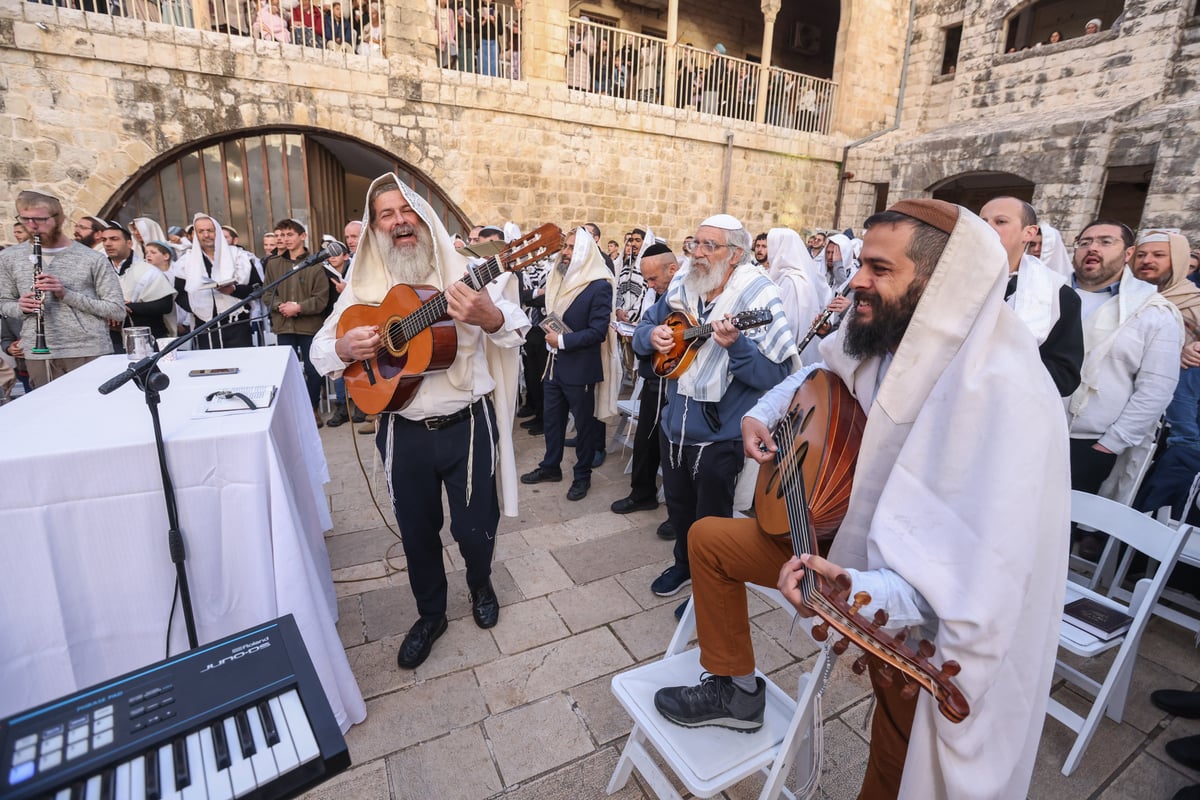 המונים בתפילת הלל חגיגית בעיר העתיקה בצפת | גלריה מיוחדת