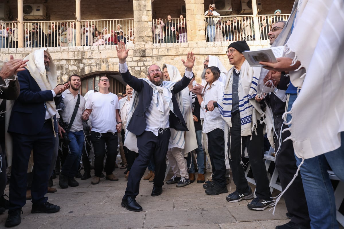 המונים בתפילת הלל חגיגית בעיר העתיקה בצפת | גלריה מיוחדת