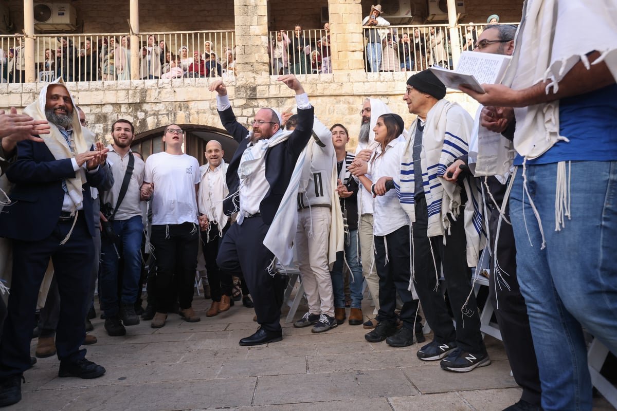 המונים בתפילת הלל חגיגית בעיר העתיקה בצפת | גלריה מיוחדת