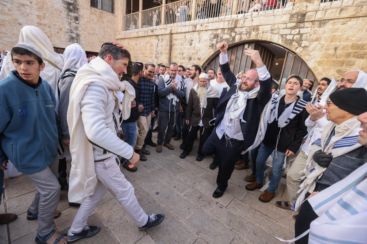 המונים בתפילת הלל חגיגית בעיר העתיקה בצפת | גלריה מיוחדת