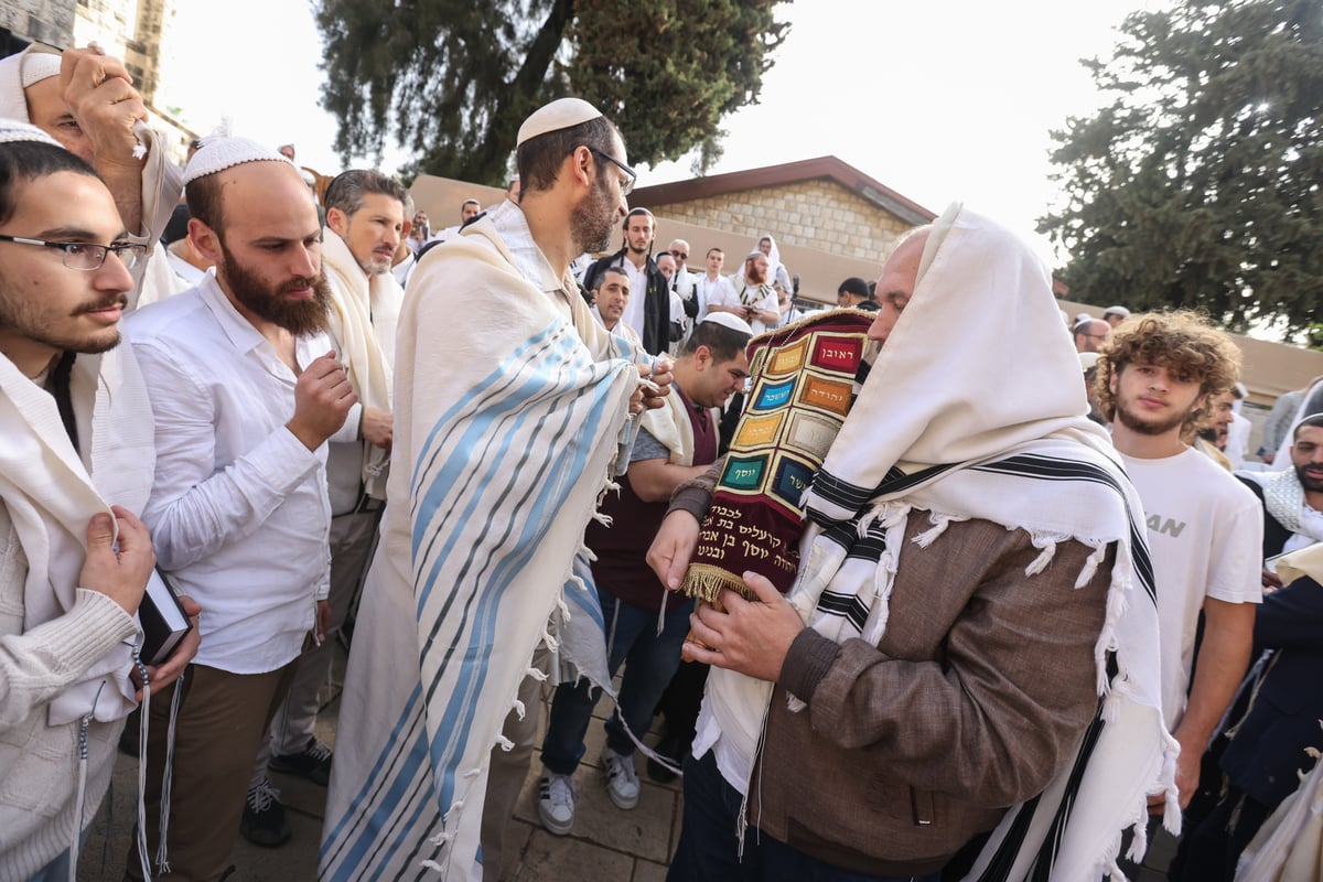 המונים בתפילת הלל חגיגית בעיר העתיקה בצפת | גלריה מיוחדת