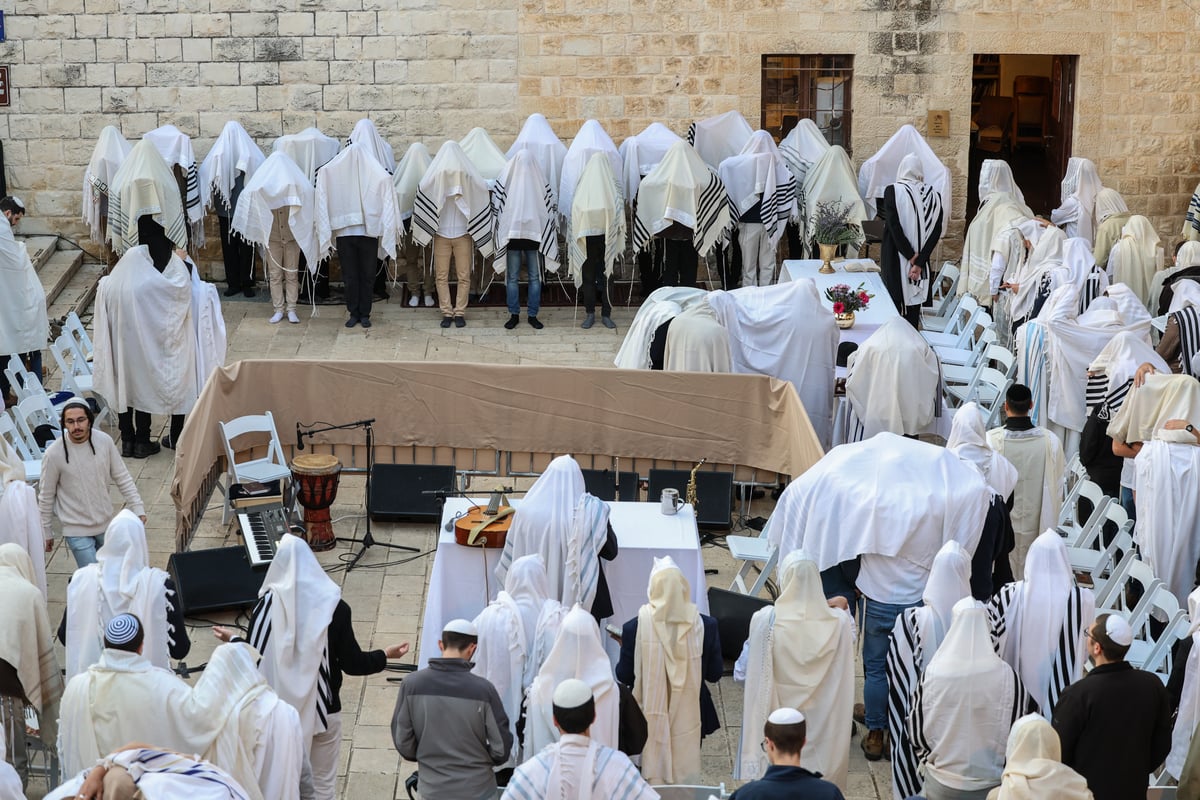 המונים בתפילת הלל חגיגית בעיר העתיקה בצפת | גלריה מיוחדת