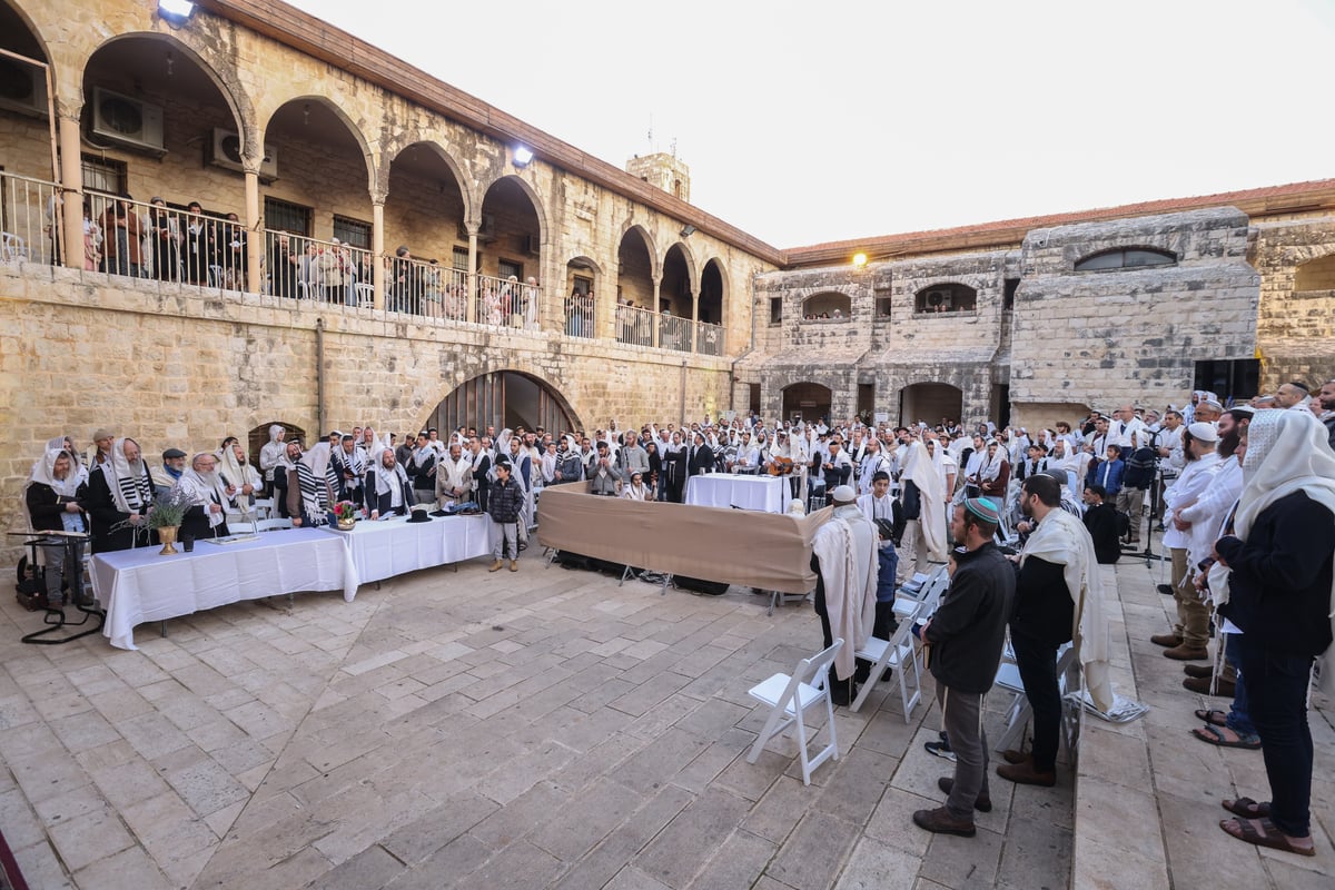 המונים בתפילת הלל חגיגית בעיר העתיקה בצפת | גלריה מיוחדת