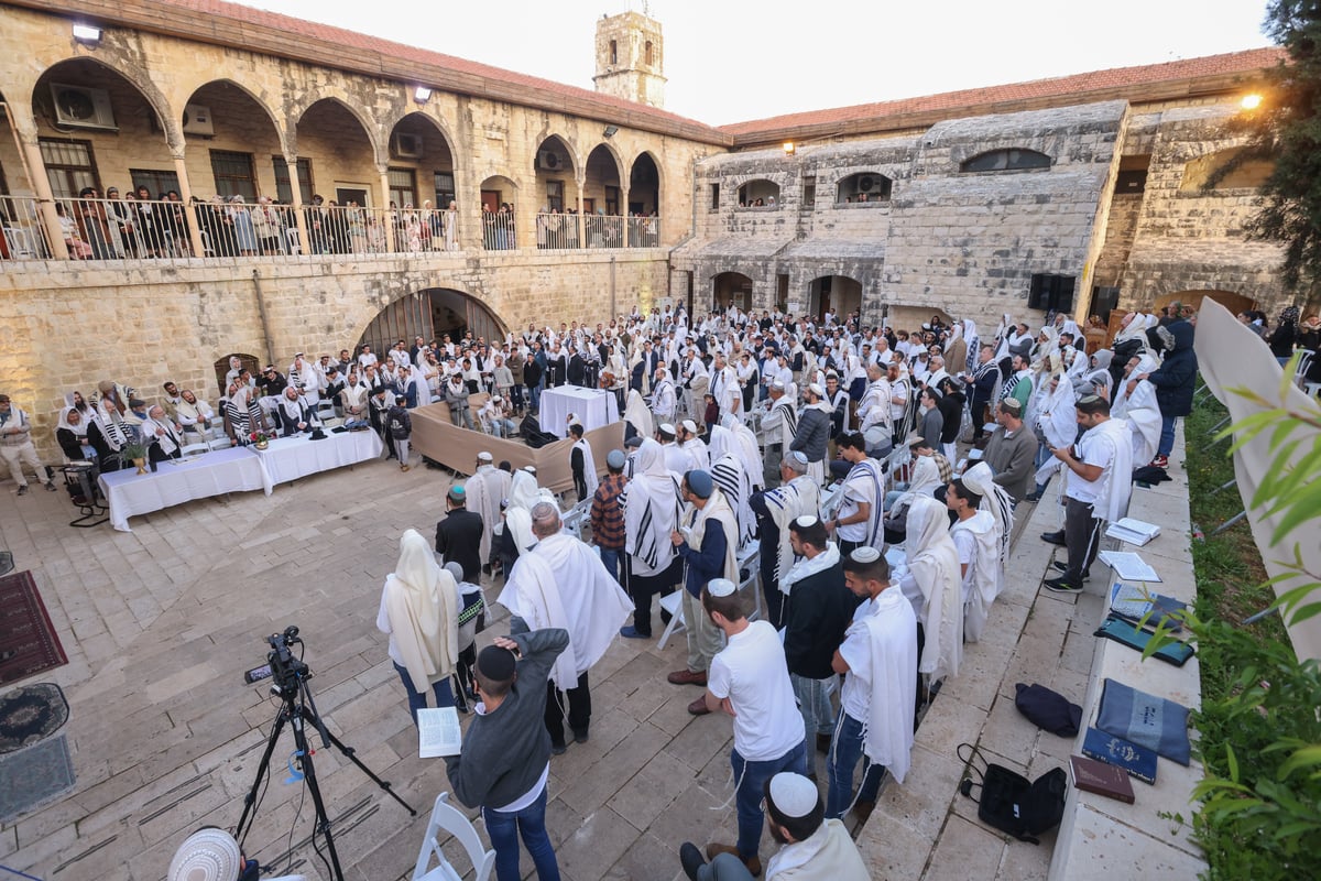 המונים בתפילת הלל חגיגית בעיר העתיקה בצפת | גלריה מיוחדת