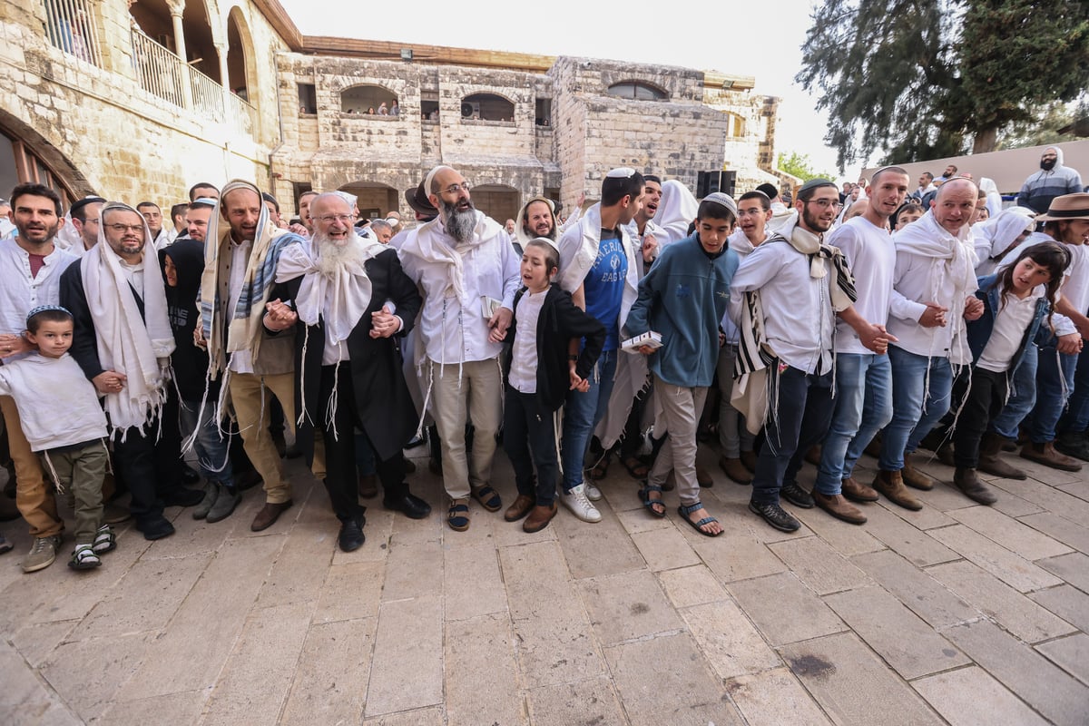 המונים בתפילת הלל חגיגית בעיר העתיקה בצפת | גלריה מיוחדת