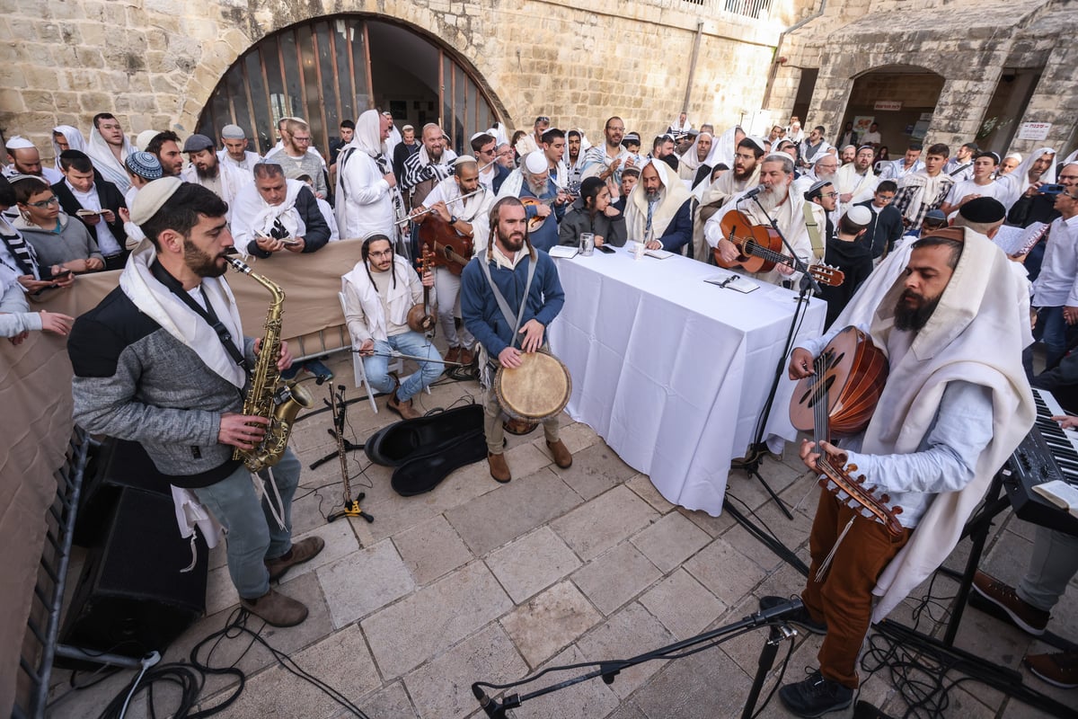 המונים בתפילת הלל חגיגית בעיר העתיקה בצפת | גלריה מיוחדת