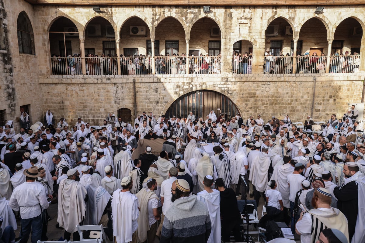 המונים בתפילת הלל חגיגית בעיר העתיקה בצפת | גלריה מיוחדת