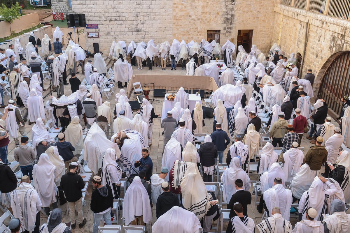 המונים בתפילת הלל חגיגית בעיר העתיקה בצפת | גלריה מיוחדת