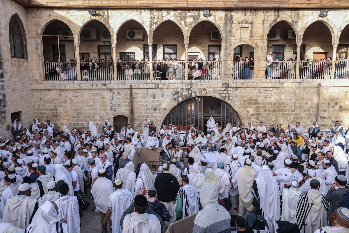 המונים בתפילת הלל חגיגית בעיר העתיקה בצפת | גלריה מיוחדת