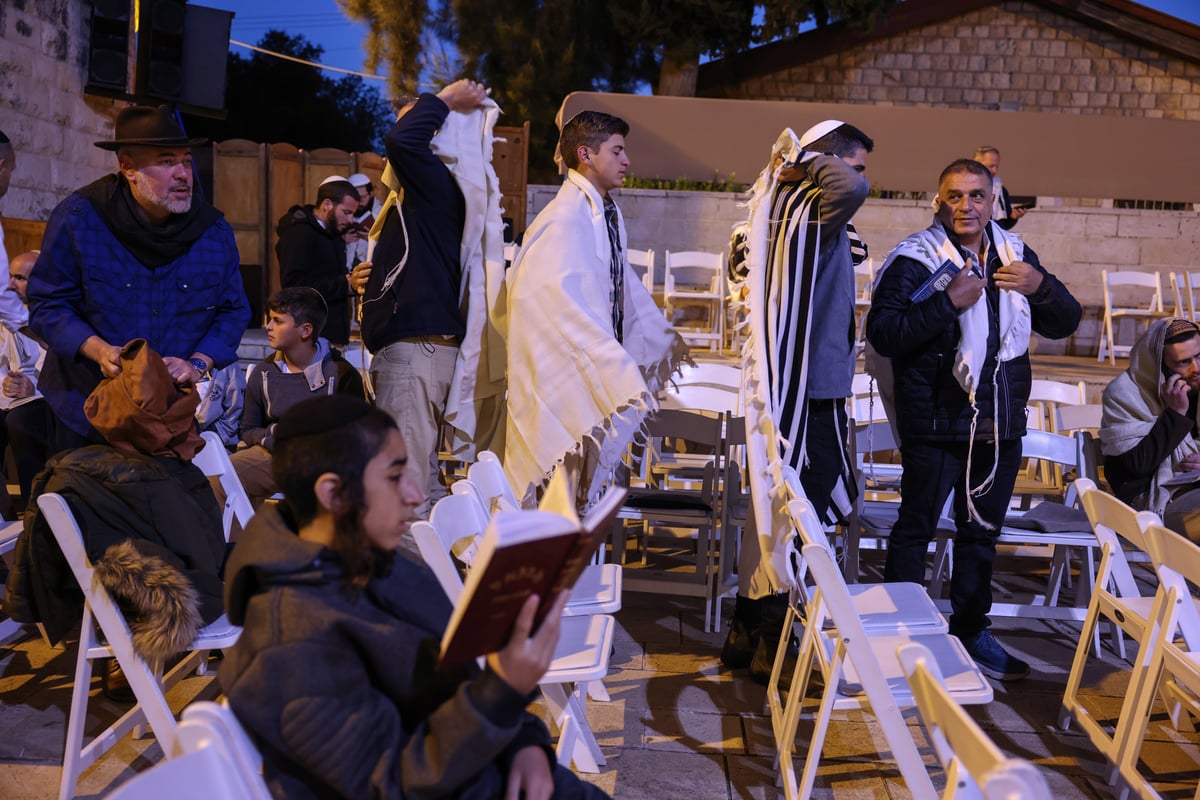 המונים בתפילת הלל חגיגית בעיר העתיקה בצפת | גלריה מיוחדת