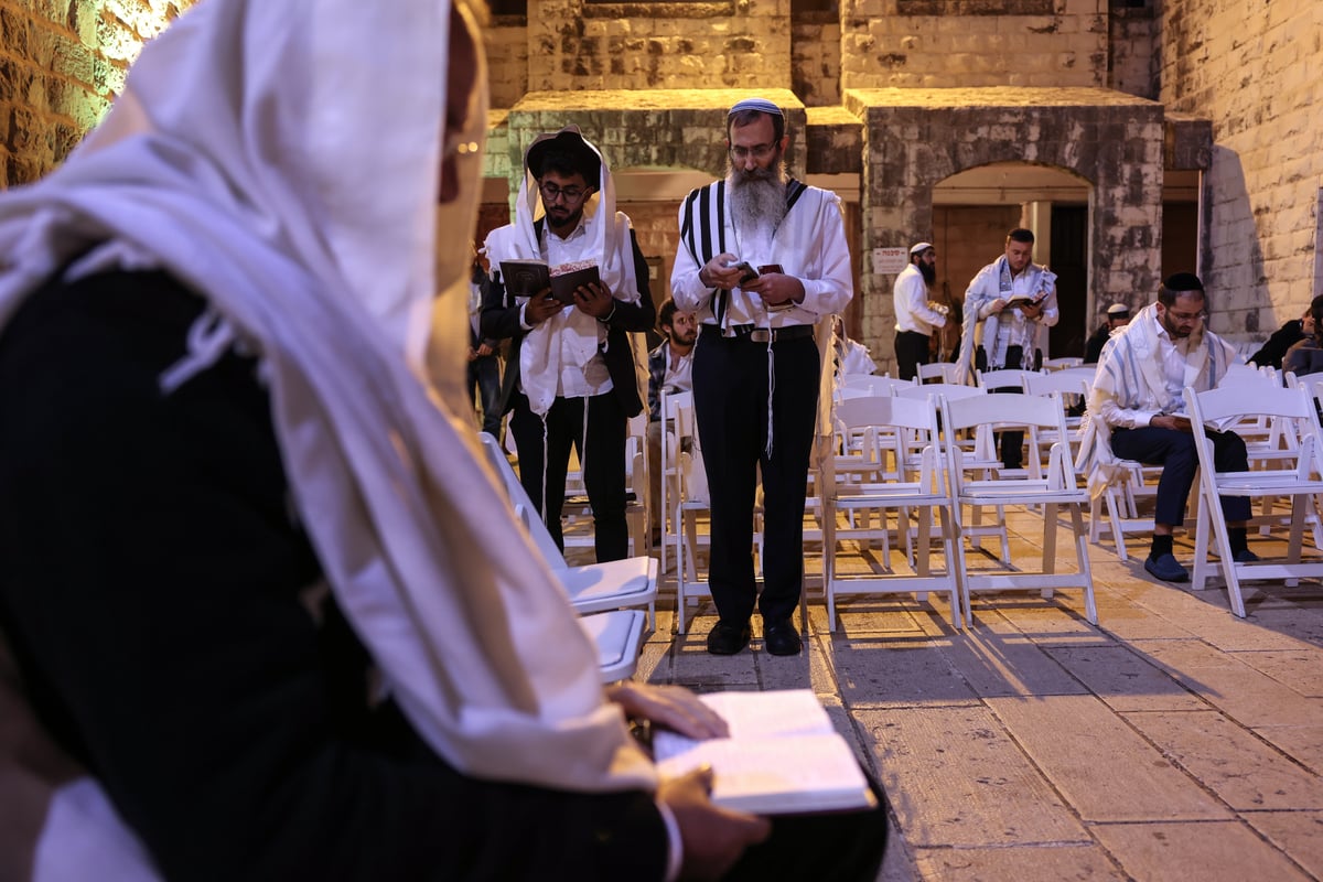 המונים בתפילת הלל חגיגית בעיר העתיקה בצפת | גלריה מיוחדת