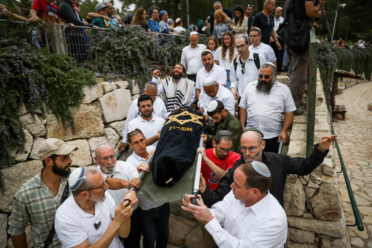 גלריה דומעת: הלווית האחיות שנרצחו בפיגוע בבקעה | צפו