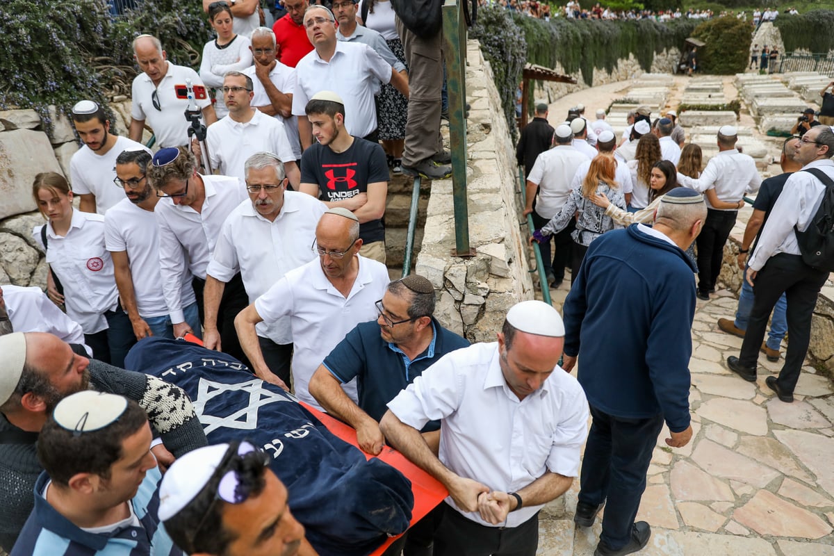 גלריה דומעת: הלווית האחיות שנרצחו בפיגוע בבקעה | צפו