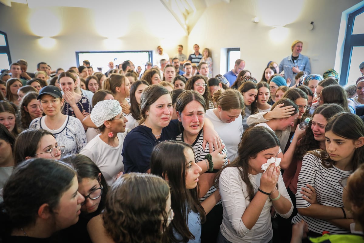 גלריה דומעת: הלווית האחיות שנרצחו בפיגוע בבקעה | צפו