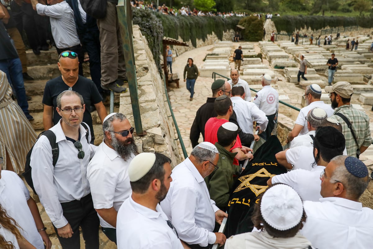 גלריה דומעת: הלווית האחיות שנרצחו בפיגוע בבקעה | צפו