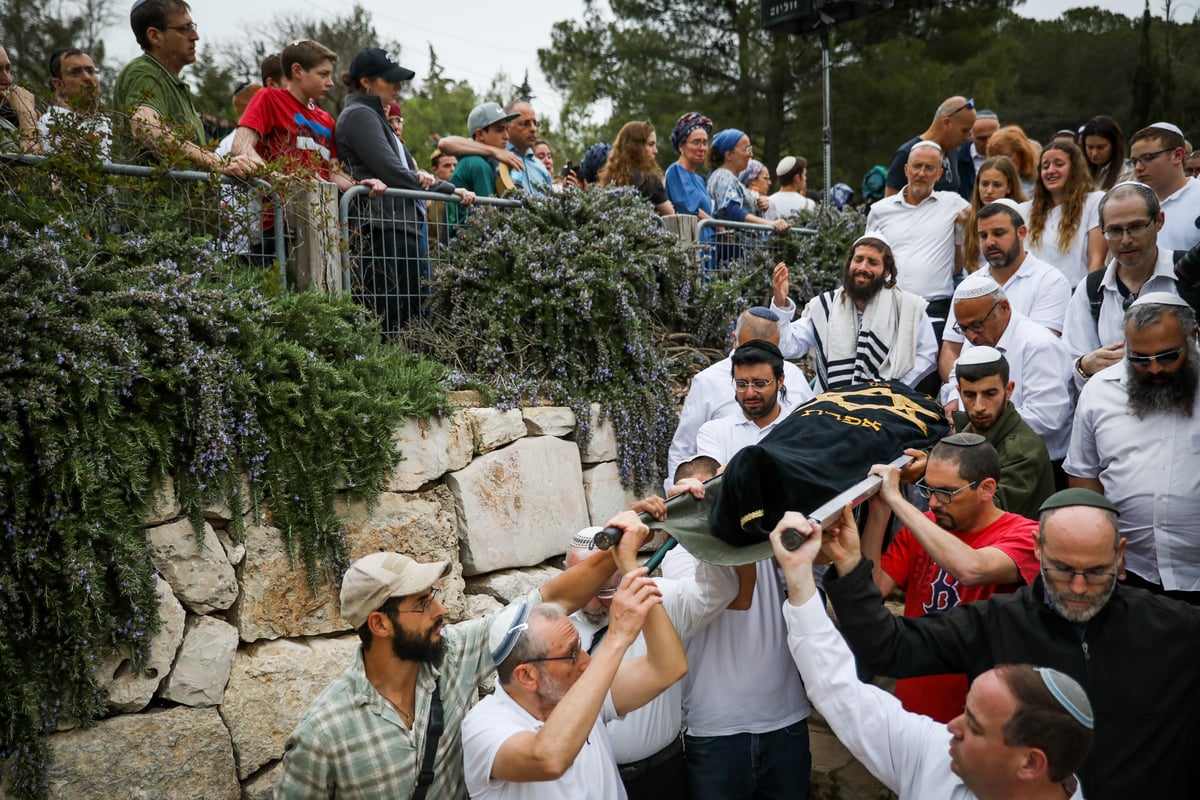 גלריה דומעת: הלווית האחיות שנרצחו בפיגוע בבקעה | צפו