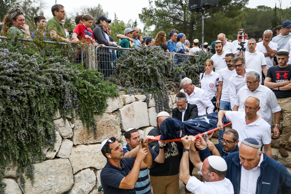 גלריה דומעת: הלווית האחיות שנרצחו בפיגוע בבקעה | צפו