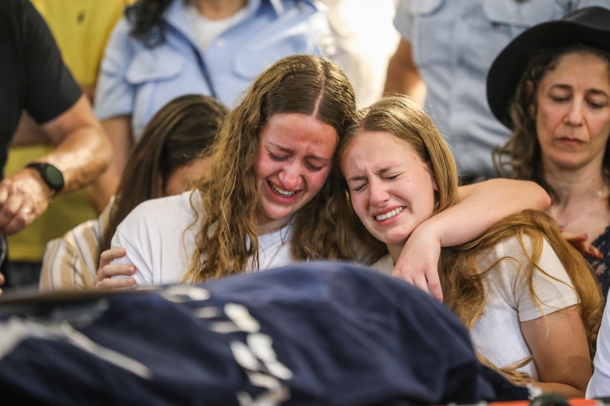 גלריה דומעת: הלווית האחיות שנרצחו בפיגוע בבקעה | צפו