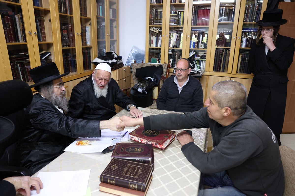 רבו של המושב מירון במכירת חמץ | תיעוד