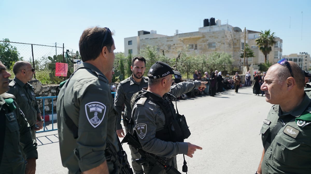 כוננות שיא בירושלים; כרזת ענק של חמאס בהר הבית - אלפי שוטרים פרושים בשטח