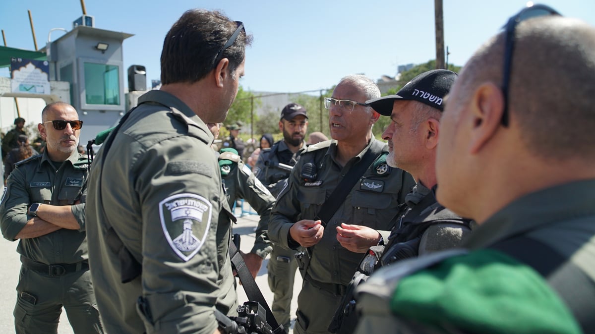 כוננות שיא בירושלים; כרזת ענק של חמאס בהר הבית - אלפי שוטרים פרושים בשטח