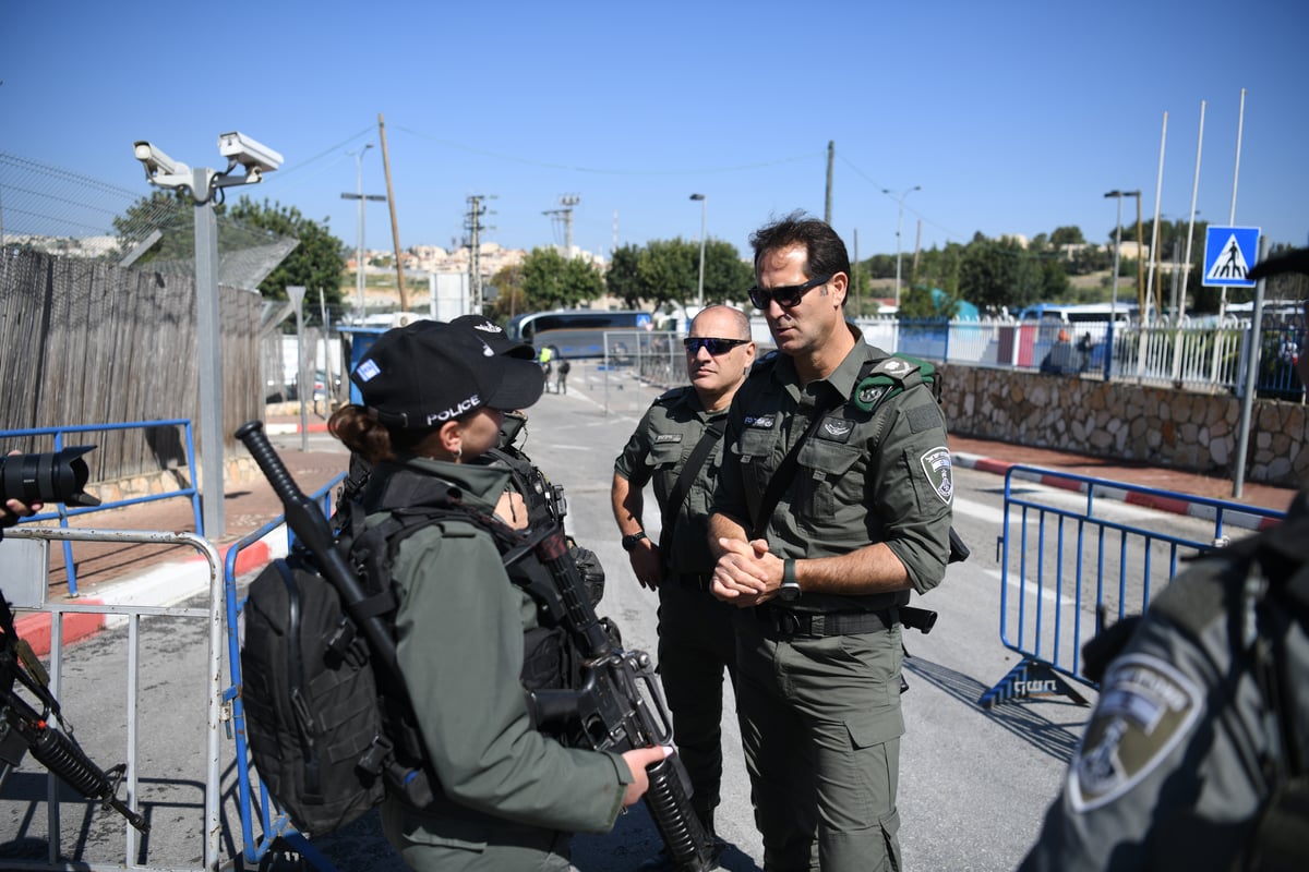 כוננות שיא בירושלים; כרזת ענק של חמאס בהר הבית - אלפי שוטרים פרושים בשטח