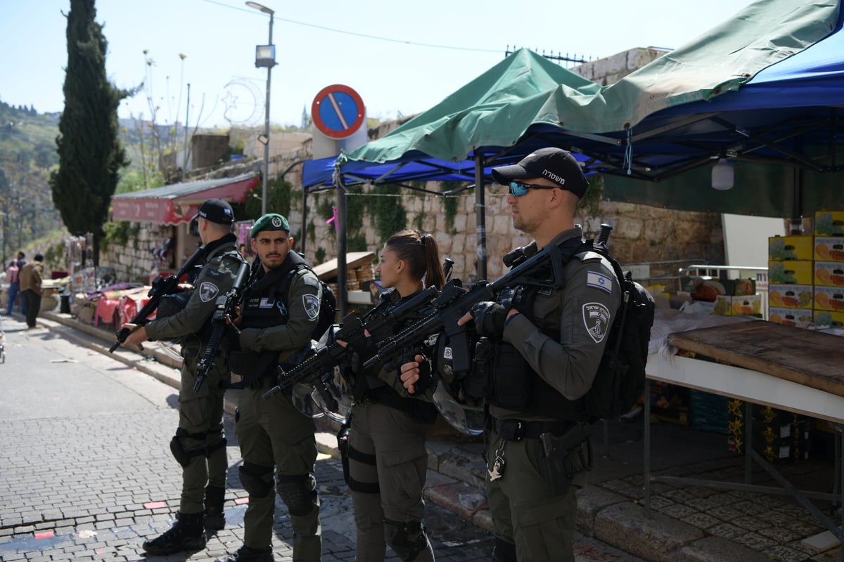 כוננות שיא בירושלים; כרזת ענק של חמאס בהר הבית - אלפי שוטרים פרושים בשטח