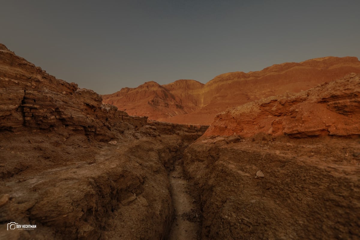 הזריחה הנדירה והבולענים בים המלח | גלריה מרהיבה