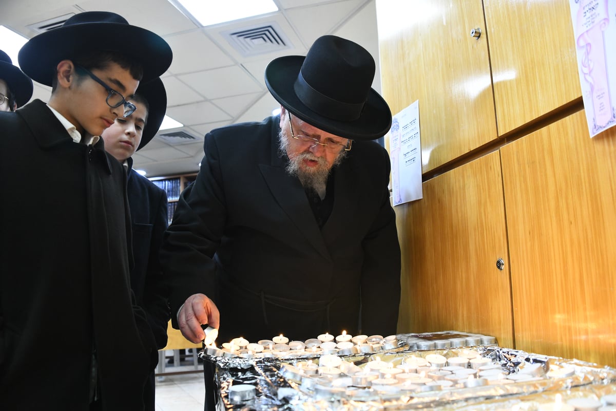 בקאליב
ציינו ארבע שנים לפטירת האדמו"ר מקאליב זיע"א 