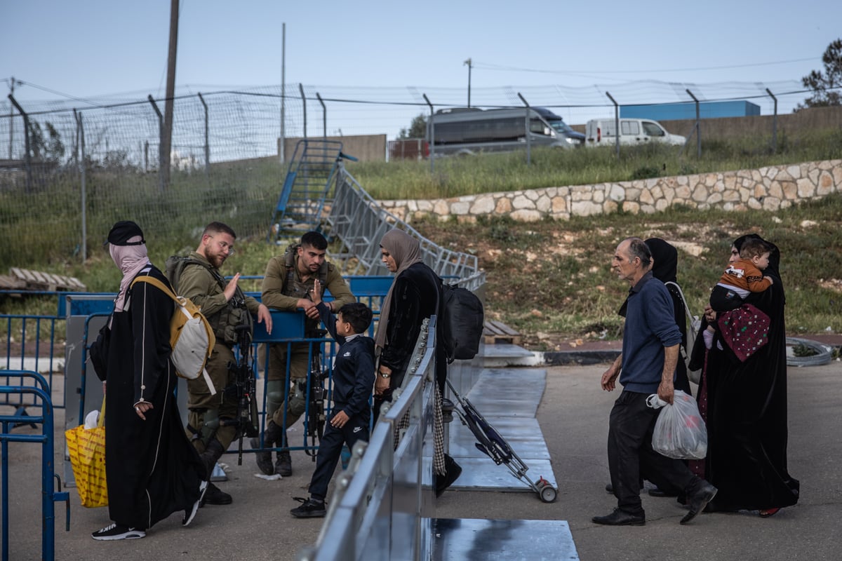 אחד הילדים נותן 'כיף' ללוחם מג"ב בדרך להר הבית