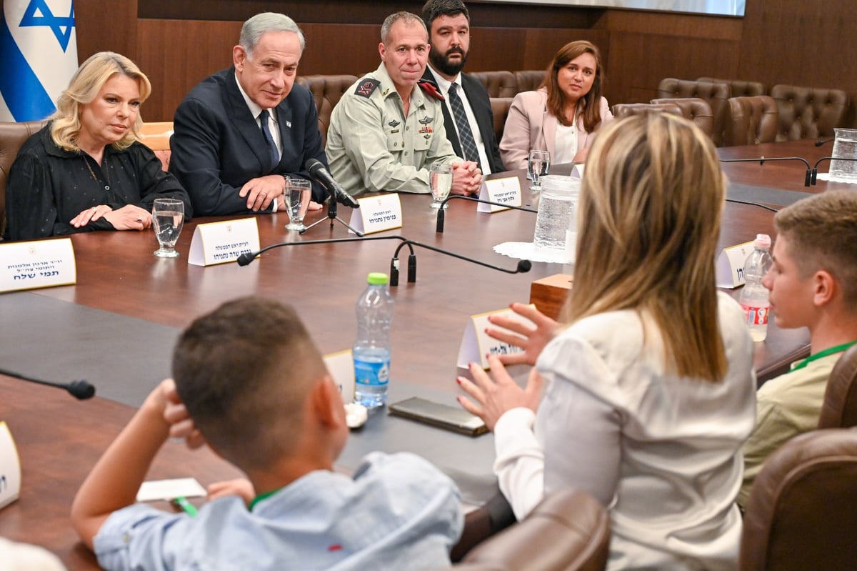 לקראת יום הזיכרון: נתניהו ורעייתו נפגשו עם היתומים הצעירים ואלמנות צה"ל