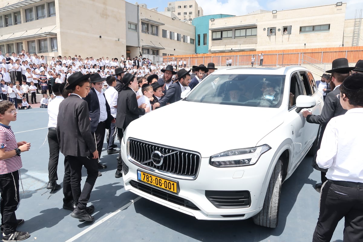 חבר 'המועצת' ביקר בבית שמש והתרגש מהכיכר על שם חמיו