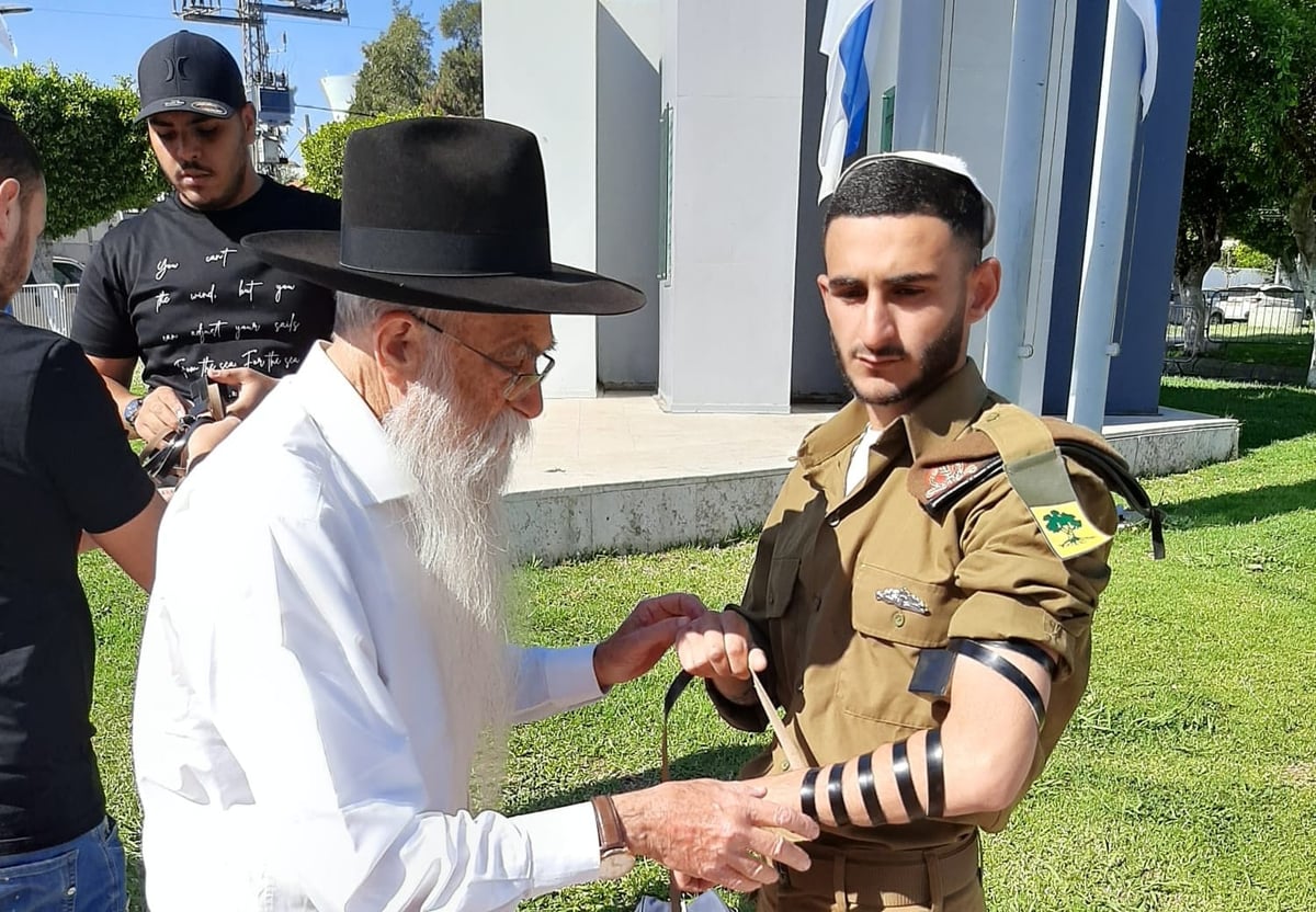 תיעוד מרגש: חיילים ובני משפחות החללים מניחים תפילין לזכר הגיבורים