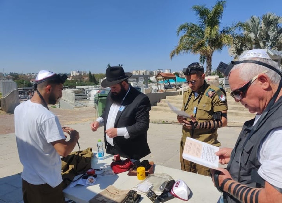 תיעוד מרגש: חיילים ובני משפחות החללים מניחים תפילין לזכר הגיבורים