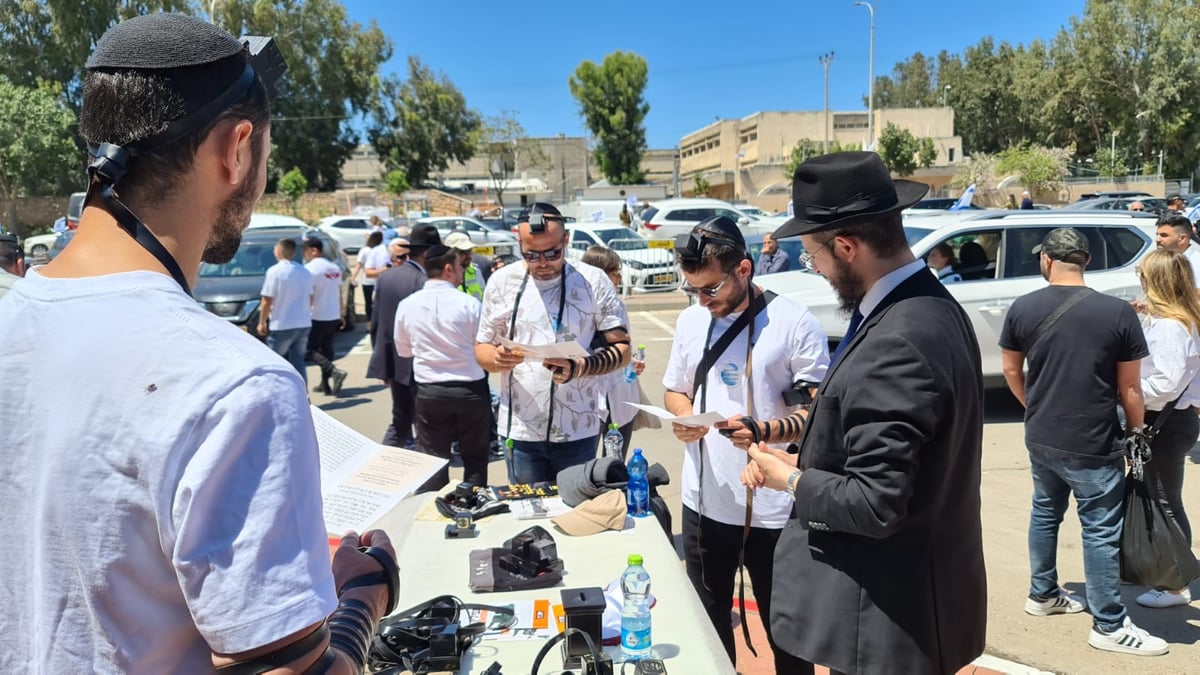 תיעוד מרגש: חיילים ובני משפחות החללים מניחים תפילין לזכר הגיבורים