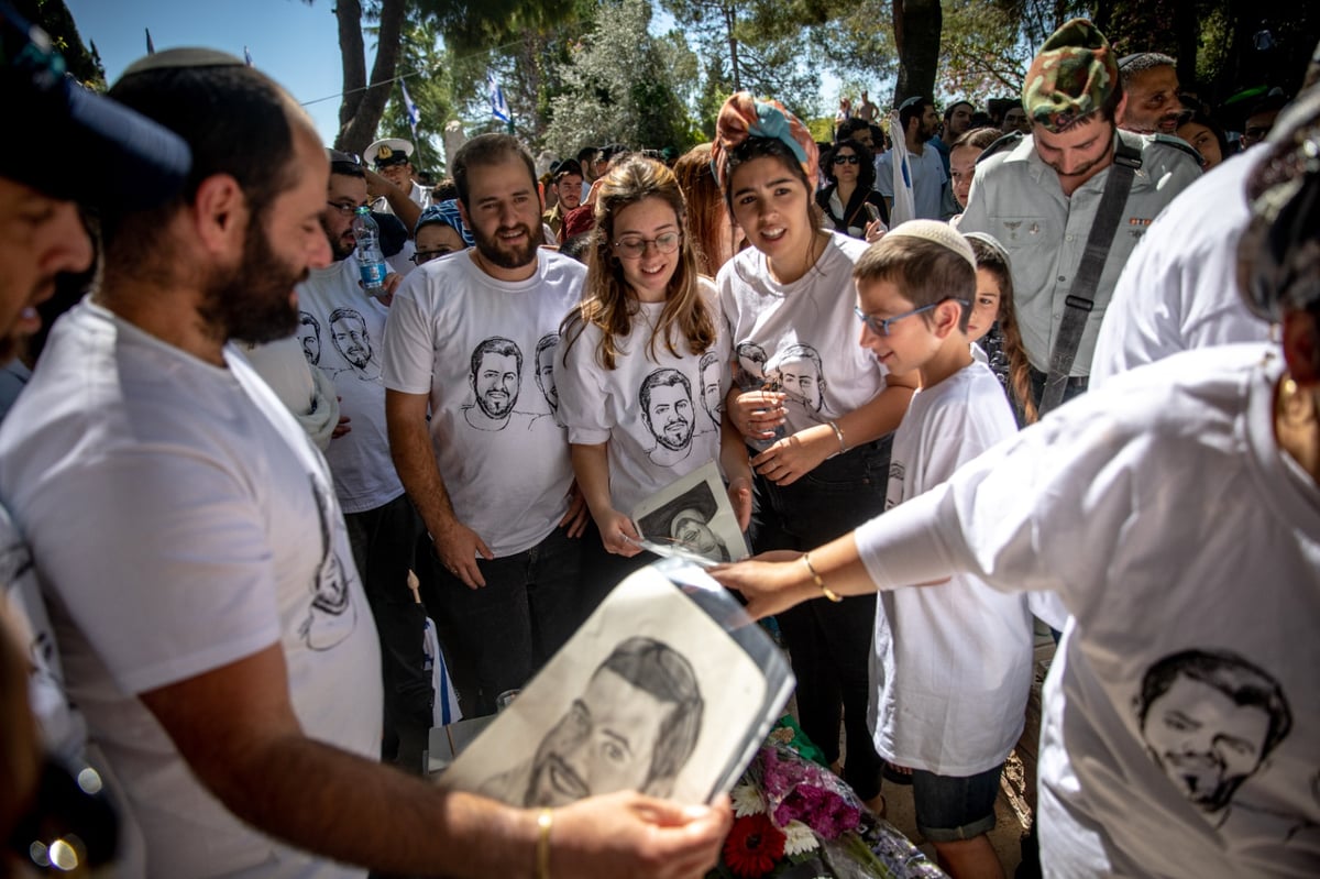 ליד הקבר הטרי של האחים יניב הי"ד שנרצחו בחווארה: חגיגת בר מצווה מצמררת לאח הקטן