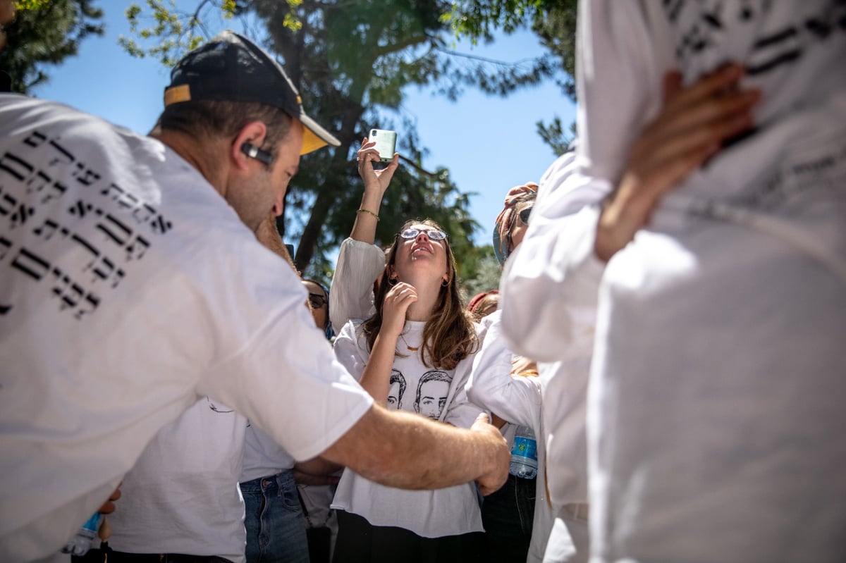 ליד הקבר הטרי של האחים יניב הי"ד שנרצחו בחווארה: חגיגת בר מצווה מצמררת לאח הקטן