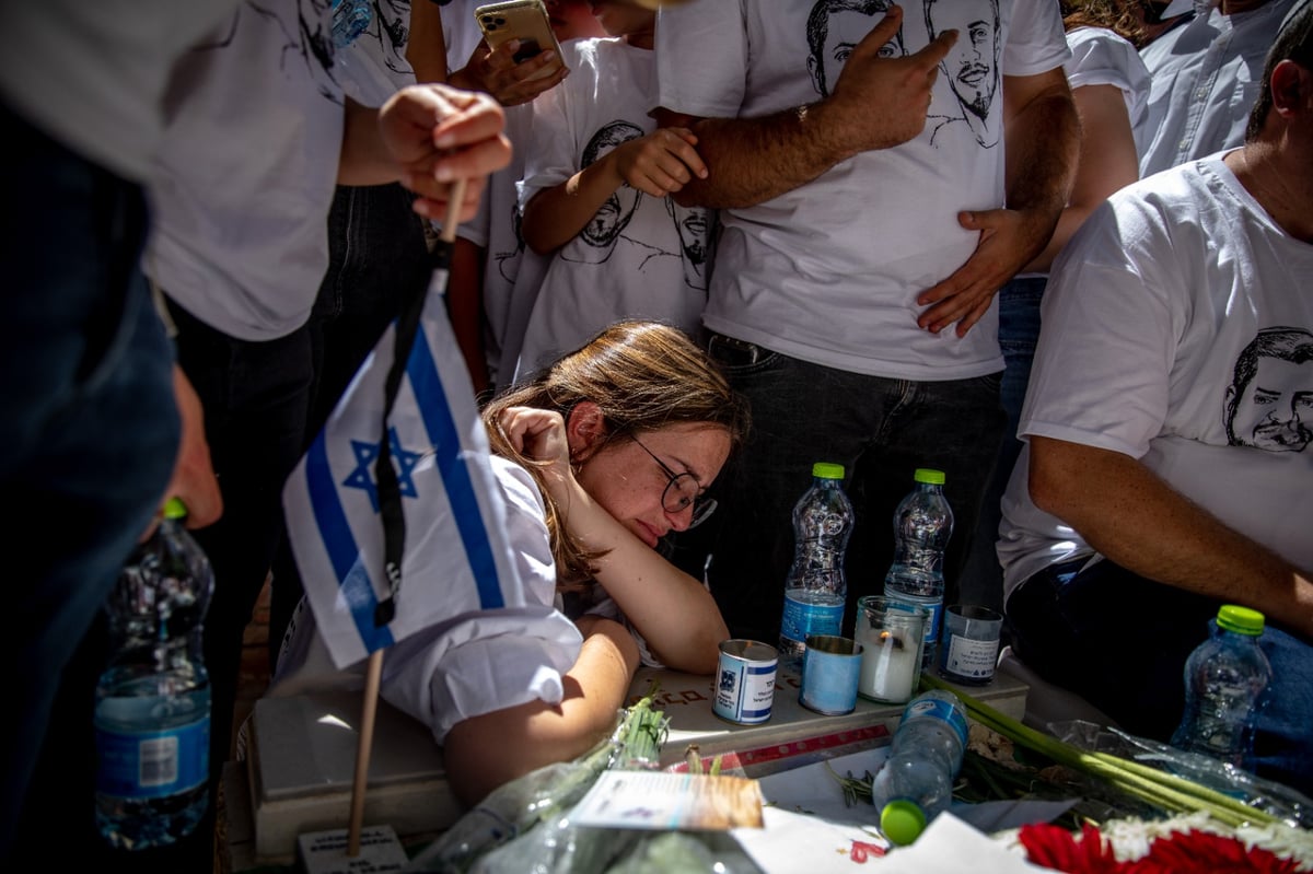 ליד הקבר הטרי של האחים יניב הי"ד שנרצחו בחווארה: חגיגת בר מצווה מצמררת לאח הקטן