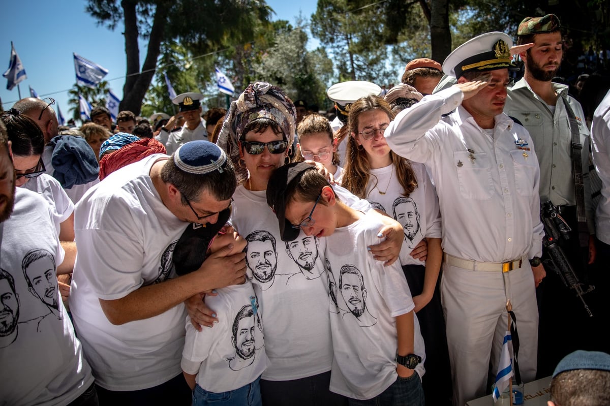 ליד הקבר הטרי של האחים יניב הי"ד שנרצחו בחווארה: חגיגת בר מצווה מצמררת לאח הקטן