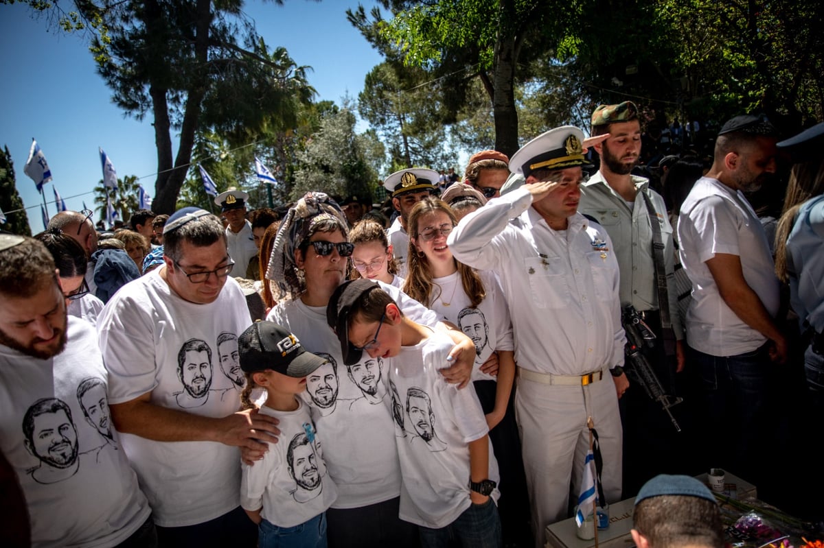 ליד הקבר הטרי של האחים יניב הי"ד שנרצחו בחווארה: חגיגת בר מצווה מצמררת לאח הקטן